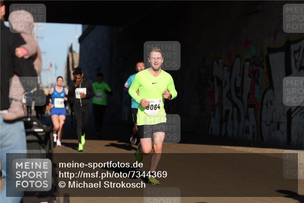 06.10.2024 - 19. swb-Marathon Bremen Michael Strokosch http://msf.ph/oto/7344369 06.10.2024 10:12:38 Laufen 7258, 9064 meine-sportfotos.de