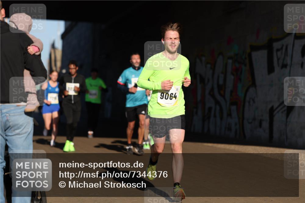06.10.2024 - 19. swb-Marathon Bremen Michael Strokosch http://msf.ph/oto/7344376 06.10.2024 10:12:39 Laufen 9064 meine-sportfotos.de