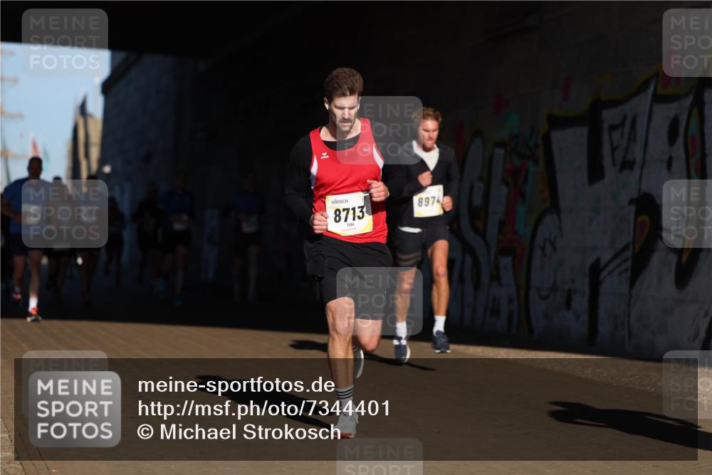 06.10.2024 - 19. swb-Marathon Bremen Michael Strokosch http://msf.ph/oto/7344401 06.10.2024 10:12:48 Laufen 8713, 8974 meine-sportfotos.de