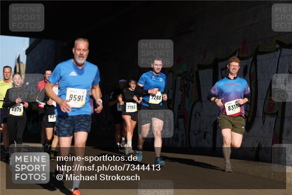 06.10.2024 - 19. swb-Marathon Bremen Michael Strokosch http://msf.ph/oto/7344413 06.10.2024 10:12:53 Laufen 8975, 824, 024, 9591, 83, 7793, 7260, 8311 meine-sportfotos.de
