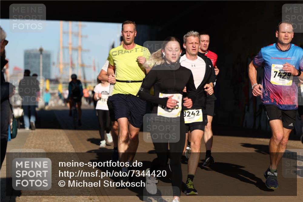 06.10.2024 - 19. swb-Marathon Bremen Michael Strokosch http://msf.ph/oto/7344420 06.10.2024 10:12:55 Laufen 8242, 9, 024, 2026, 74, 29 meine-sportfotos.de