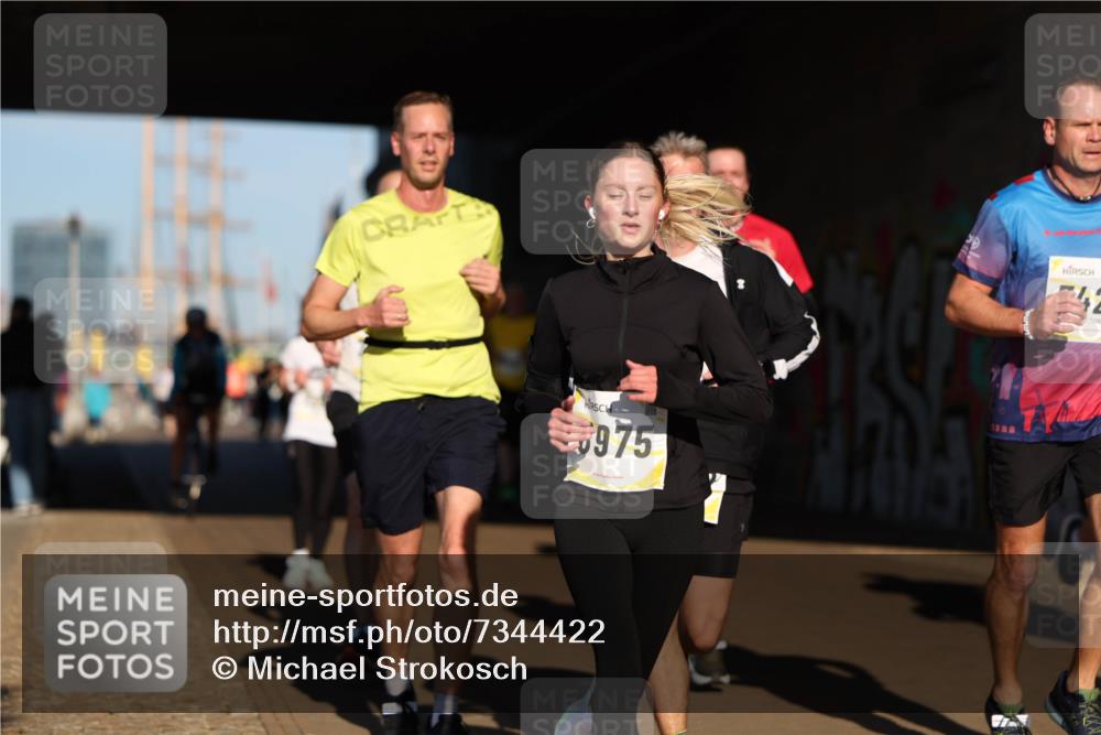 06.10.2024 - 19. swb-Marathon Bremen Michael Strokosch http://msf.ph/oto/7344422 06.10.2024 10:12:55 Laufen 975, 42 meine-sportfotos.de