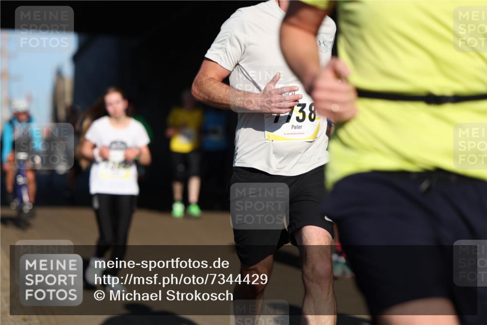 06.10.2024 - 19. swb-Marathon Bremen Michael Strokosch http://msf.ph/oto/7344429 06.10.2024 10:12:57 Laufen 738, 18 meine-sportfotos.de
