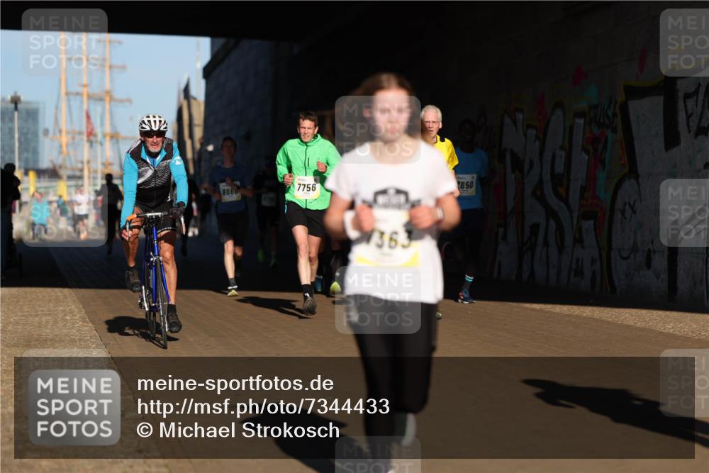 06.10.2024 - 19. swb-Marathon Bremen Michael Strokosch http://msf.ph/oto/7344433 06.10.2024 10:12:58 Laufen 8666, 7756, 1363, 650 meine-sportfotos.de