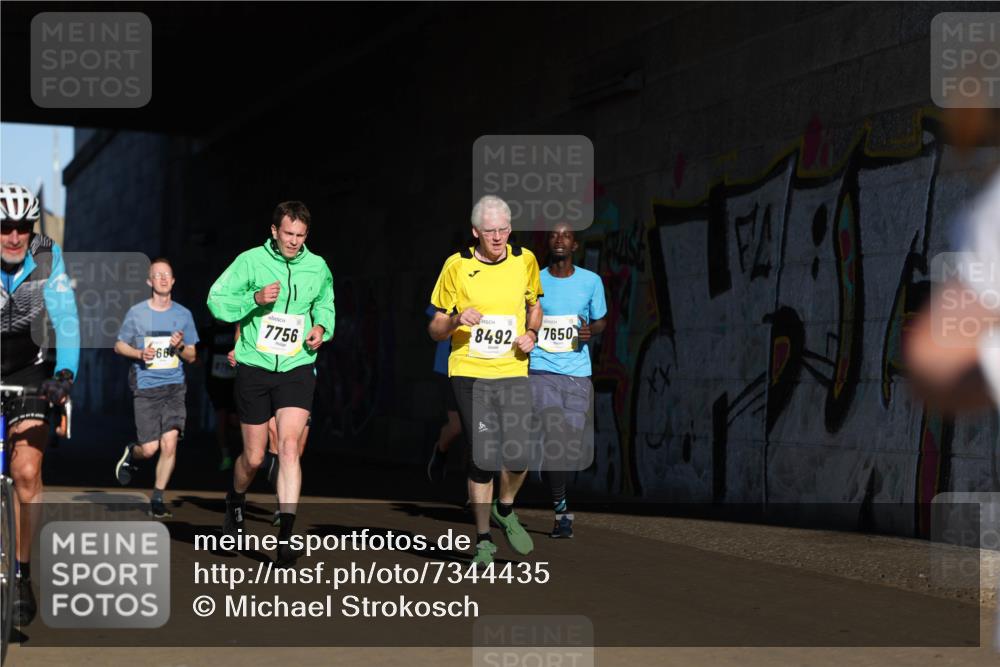 06.10.2024 - 19. swb-Marathon Bremen Michael Strokosch http://msf.ph/oto/7344435 06.10.2024 10:12:59 Laufen 666, 7756, 8492, 7650 meine-sportfotos.de