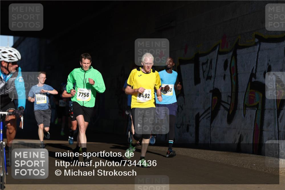 06.10.2024 - 19. swb-Marathon Bremen Michael Strokosch http://msf.ph/oto/7344436 06.10.2024 10:13:00 Laufen 8666, 4704, 7756, 8492 meine-sportfotos.de