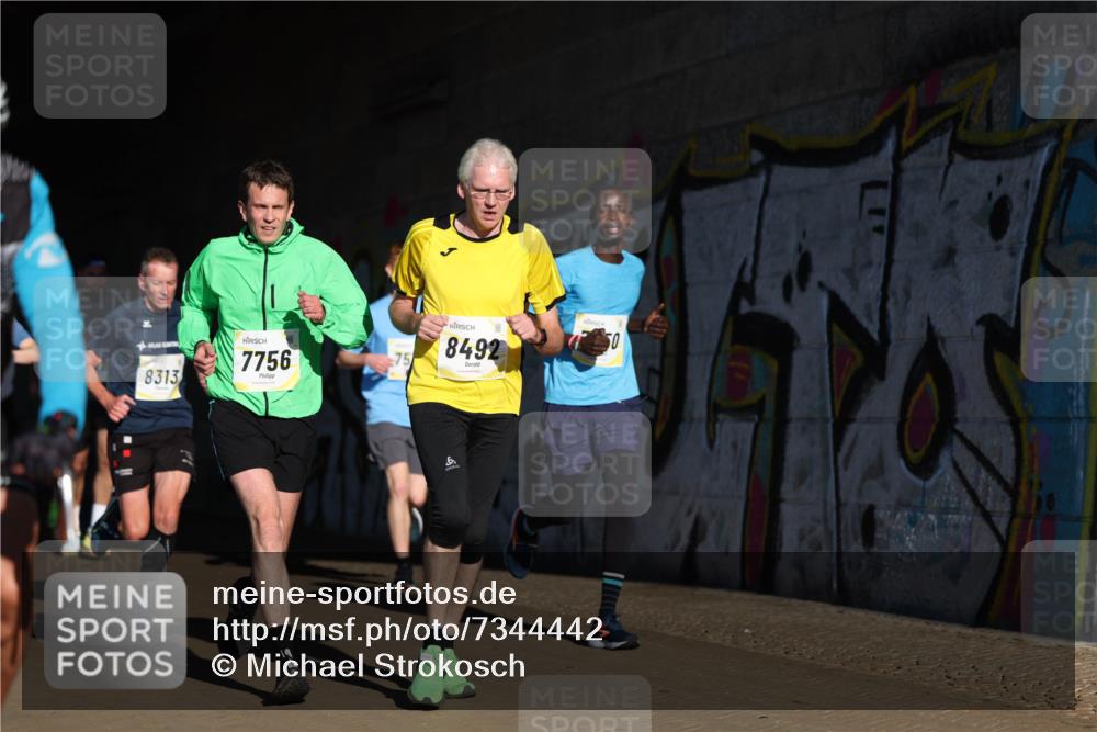 06.10.2024 - 19. swb-Marathon Bremen Michael Strokosch http://msf.ph/oto/7344442 06.10.2024 10:13:00 Laufen 7756, 75, 8313, 8492 meine-sportfotos.de