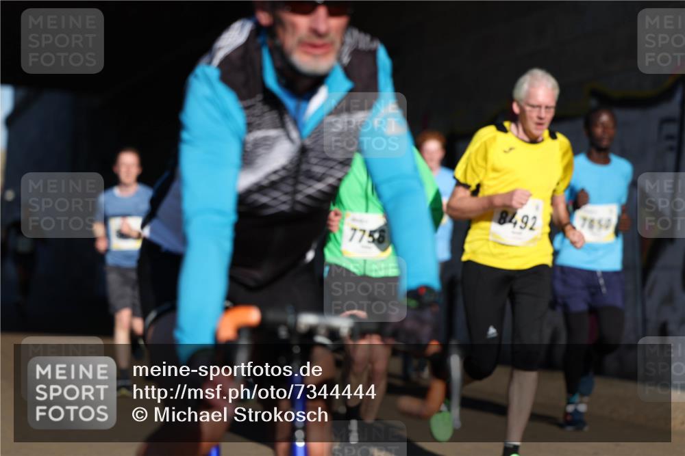 06.10.2024 - 19. swb-Marathon Bremen Michael Strokosch http://msf.ph/oto/7344444 06.10.2024 10:13:01 Laufen 8492, 7850, 7758 meine-sportfotos.de