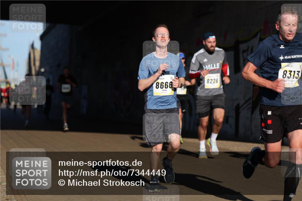 06.10.2024 - 19. swb-Marathon Bremen Michael Strokosch http://msf.ph/oto/7344449 06.10.2024 10:13:03 Laufen 8666, 8226, 8313 meine-sportfotos.de