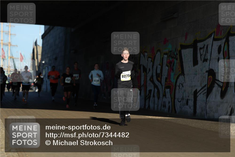 06.10.2024 - 19. swb-Marathon Bremen Michael Strokosch http://msf.ph/oto/7344482 06.10.2024 10:13:10 Laufen 8497, 8228, 8075 meine-sportfotos.de