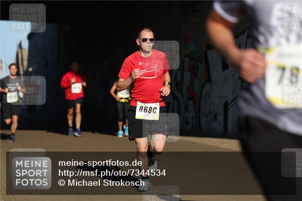 06.10.2024 - 19. swb-Marathon Bremen Michael Strokosch http://msf.ph/oto/7344534 06.10.2024 10:13:18 Laufen 8329, 78, 8680 meine-sportfotos.de