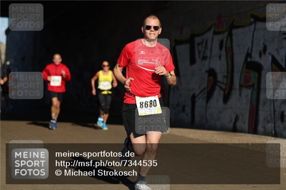06.10.2024 - 19. swb-Marathon Bremen Michael Strokosch http://msf.ph/oto/7344535 06.10.2024 10:13:19 Laufen 8680 meine-sportfotos.de