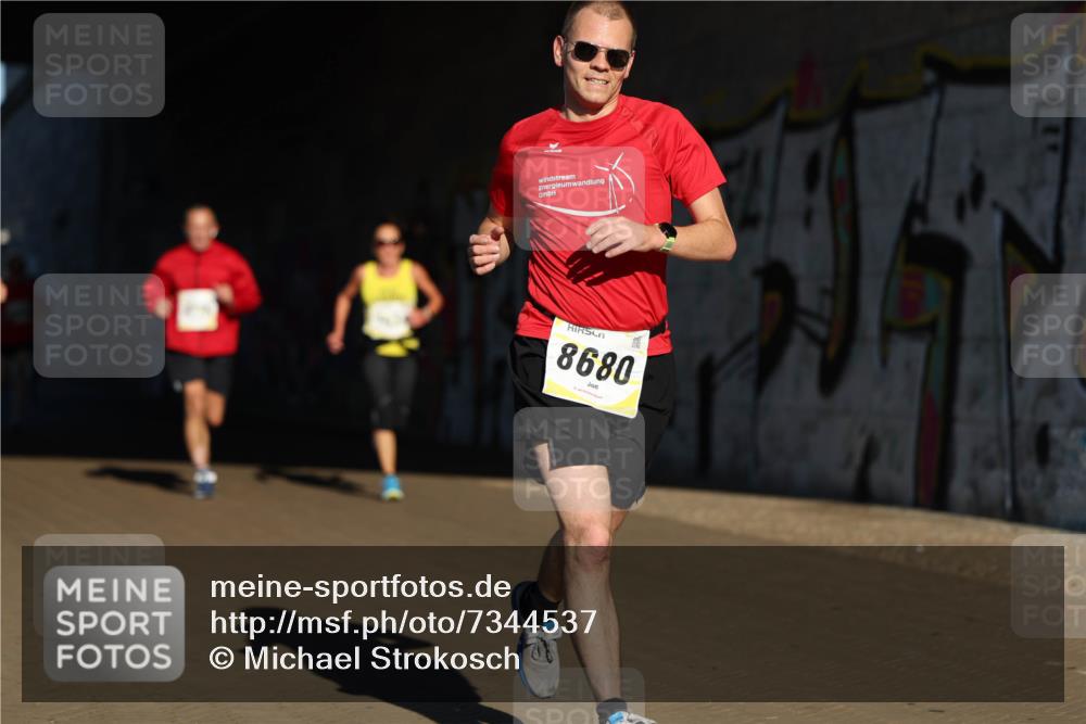 06.10.2024 - 19. swb-Marathon Bremen Michael Strokosch http://msf.ph/oto/7344537 06.10.2024 10:13:19 Laufen 8680 meine-sportfotos.de