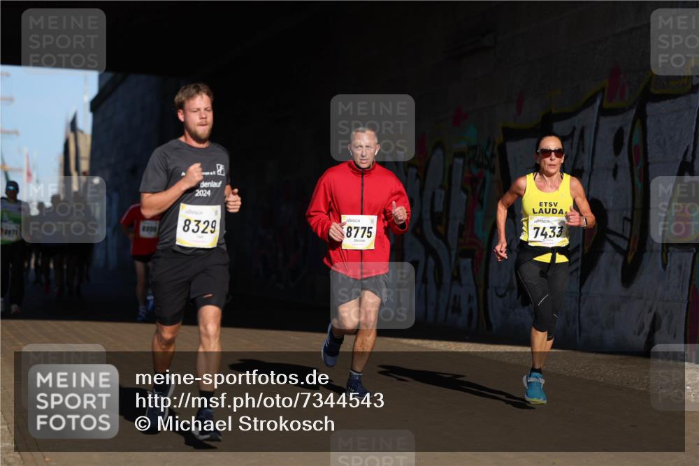 06.10.2024 - 19. swb-Marathon Bremen Michael Strokosch http://msf.ph/oto/7344543 06.10.2024 10:13:21 Laufen 8806, 2024, 8329, 8775, 7433 meine-sportfotos.de