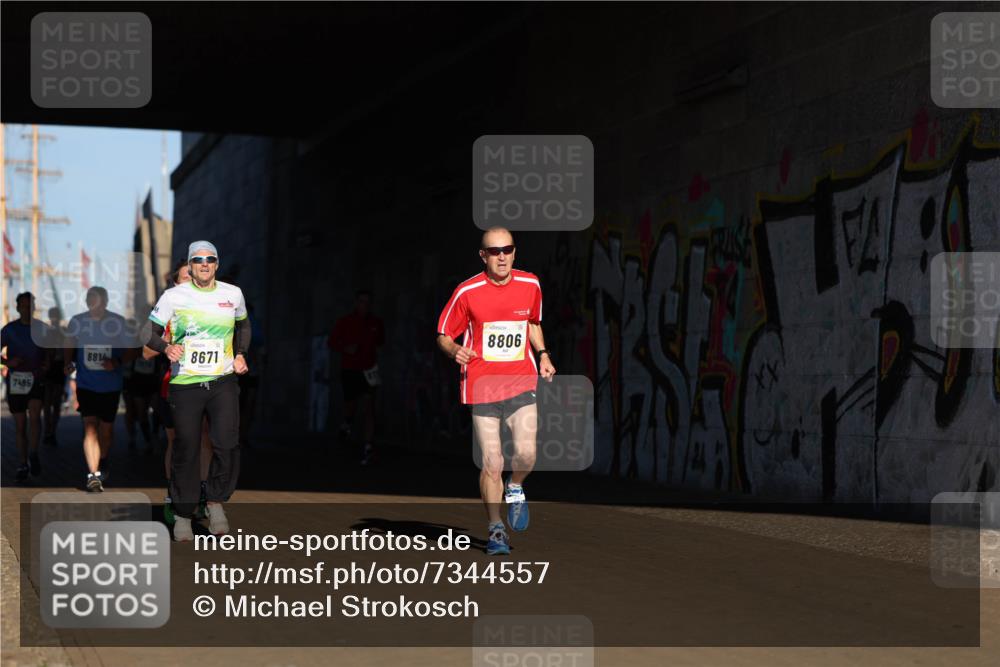 06.10.2024 - 19. swb-Marathon Bremen Michael Strokosch http://msf.ph/oto/7344557 06.10.2024 10:13:24 Laufen 7485, 8814, 8671, 8806 meine-sportfotos.de