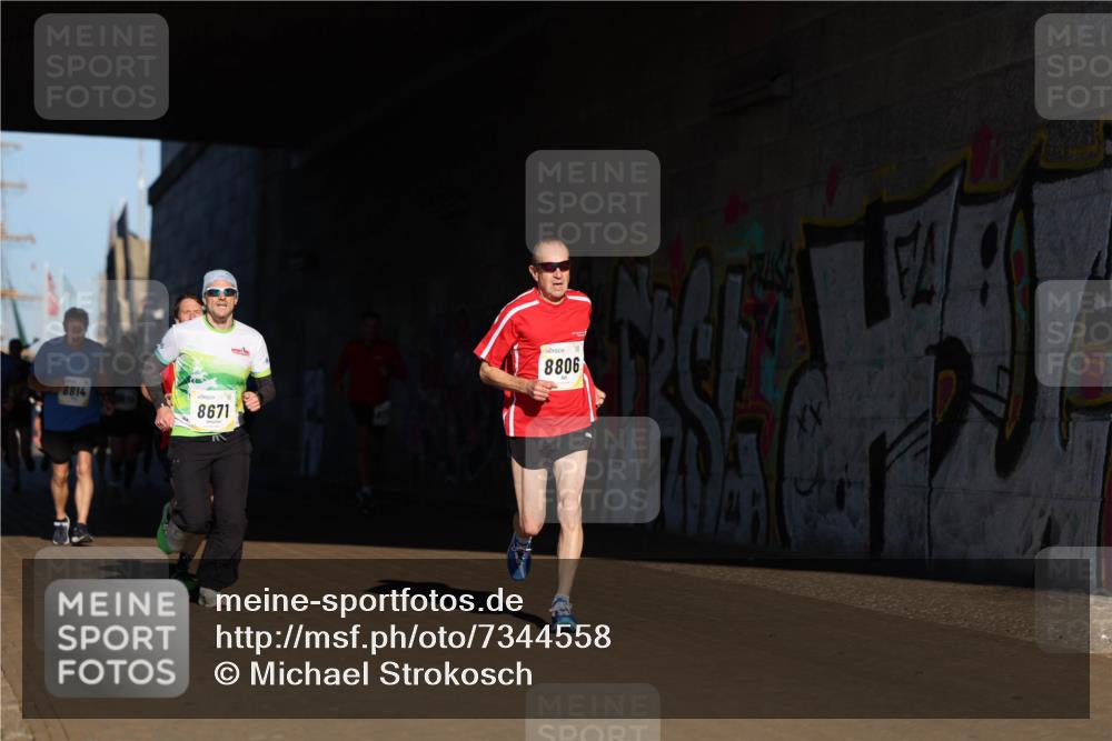 06.10.2024 - 19. swb-Marathon Bremen Michael Strokosch http://msf.ph/oto/7344558 06.10.2024 10:13:24 Laufen 8814, 8671, 8806 meine-sportfotos.de