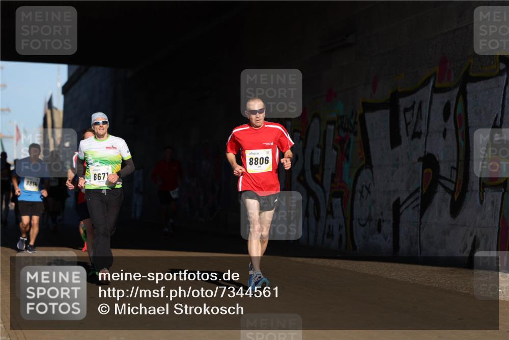06.10.2024 - 19. swb-Marathon Bremen Michael Strokosch http://msf.ph/oto/7344561 06.10.2024 10:13:24 Laufen 8814, 8806, 8671 meine-sportfotos.de