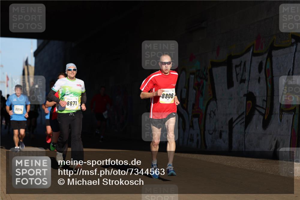 06.10.2024 - 19. swb-Marathon Bremen Michael Strokosch http://msf.ph/oto/7344563 06.10.2024 10:13:25 Laufen 8814, 8671, 8806 meine-sportfotos.de