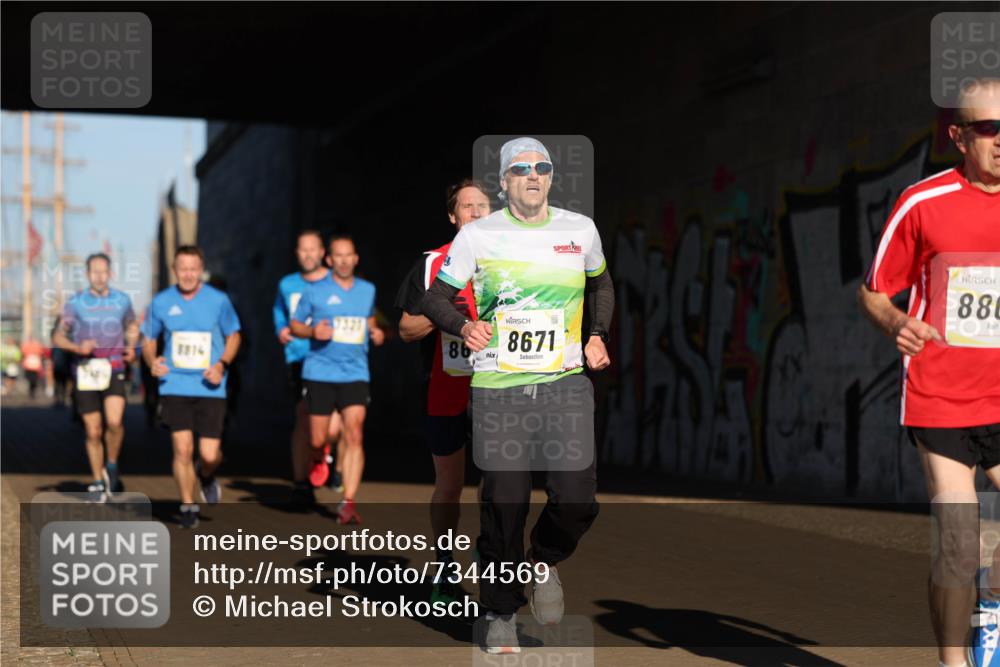 06.10.2024 - 19. swb-Marathon Bremen Michael Strokosch http://msf.ph/oto/7344569 06.10.2024 10:13:26 Laufen 8814, 86, 8671, 880, 88 meine-sportfotos.de