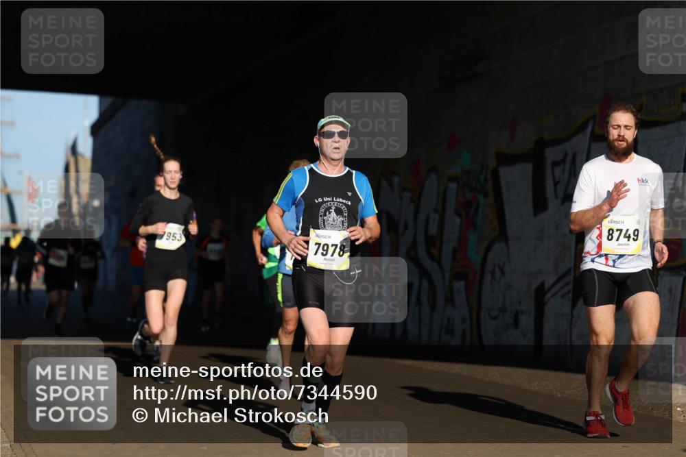 06.10.2024 - 19. swb-Marathon Bremen Michael Strokosch http://msf.ph/oto/7344590 06.10.2024 10:13:31 Laufen 8749, 1953, 7978 meine-sportfotos.de