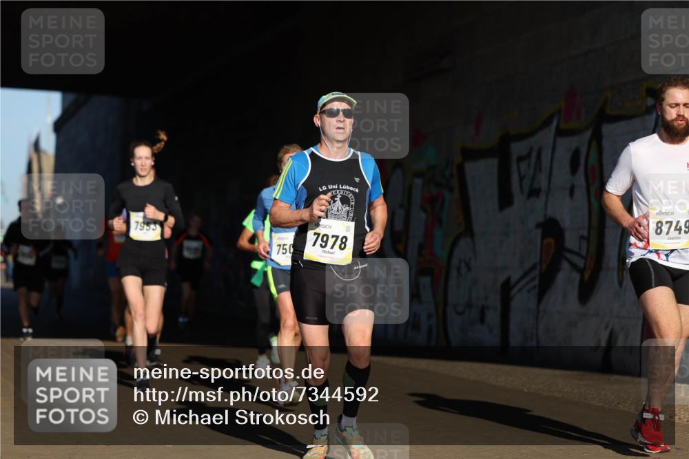 06.10.2024 - 19. swb-Marathon Bremen Michael Strokosch http://msf.ph/oto/7344592 06.10.2024 10:13:32 Laufen 8749, 7953, 750, 7978 meine-sportfotos.de