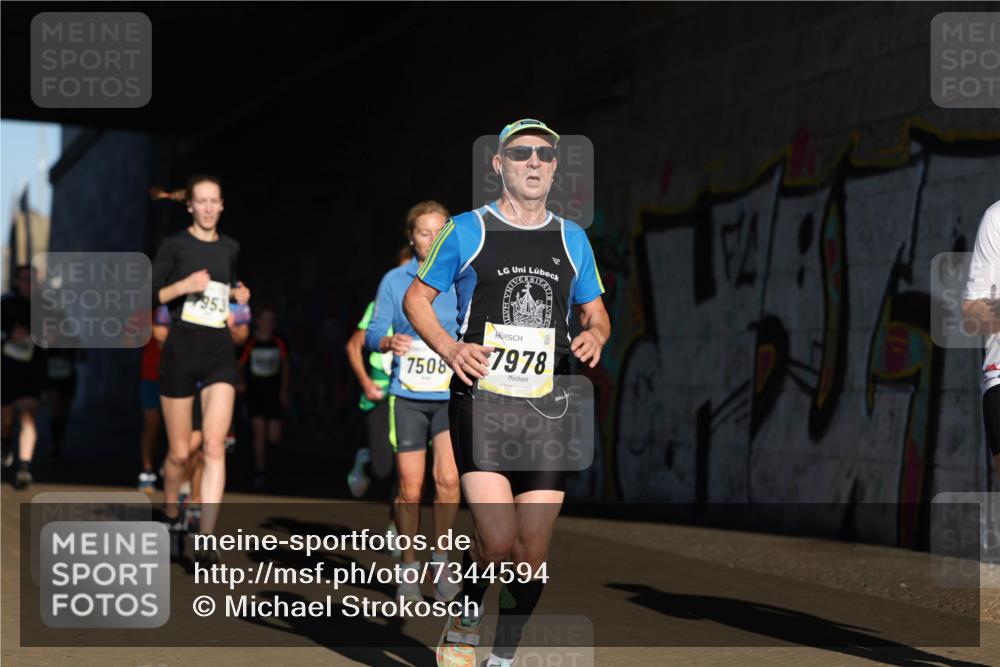 06.10.2024 - 19. swb-Marathon Bremen Michael Strokosch http://msf.ph/oto/7344594 06.10.2024 10:13:32 Laufen 7953, 7508, 7978 meine-sportfotos.de