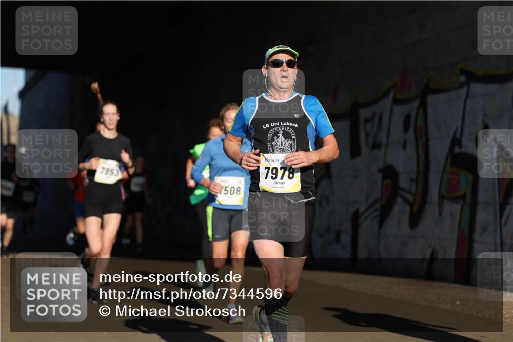 06.10.2024 - 19. swb-Marathon Bremen Michael Strokosch http://msf.ph/oto/7344596 06.10.2024 10:13:32 Laufen 7953, 7508, 7978 meine-sportfotos.de