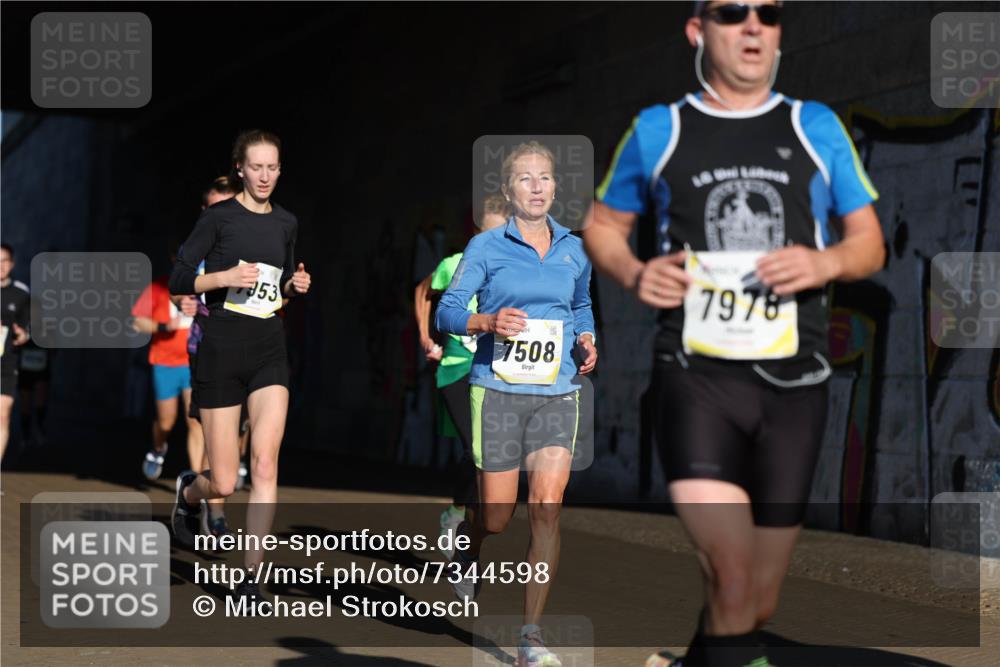 06.10.2024 - 19. swb-Marathon Bremen Michael Strokosch http://msf.ph/oto/7344598 06.10.2024 10:13:33 Laufen 353, 7508, 7978 meine-sportfotos.de