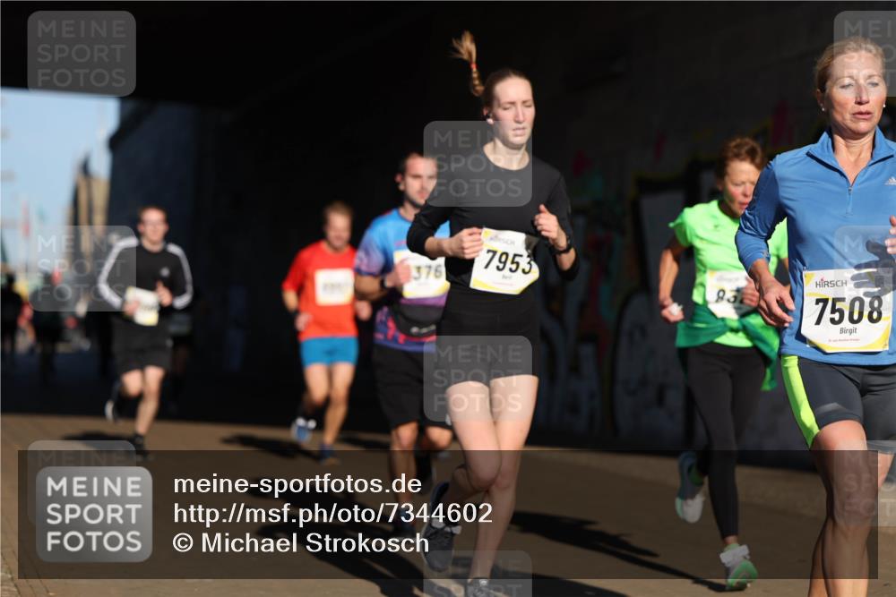 06.10.2024 - 19. swb-Marathon Bremen Michael Strokosch http://msf.ph/oto/7344602 06.10.2024 10:13:34 Laufen 376, 7953, 83, 7508 meine-sportfotos.de