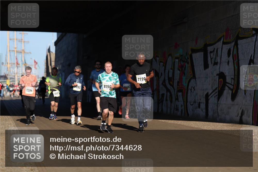 06.10.2024 - 19. swb-Marathon Bremen Michael Strokosch http://msf.ph/oto/7344628 06.10.2024 10:13:42 Laufen 7294, 8517, 652, 8150, 9426, 7720 meine-sportfotos.de