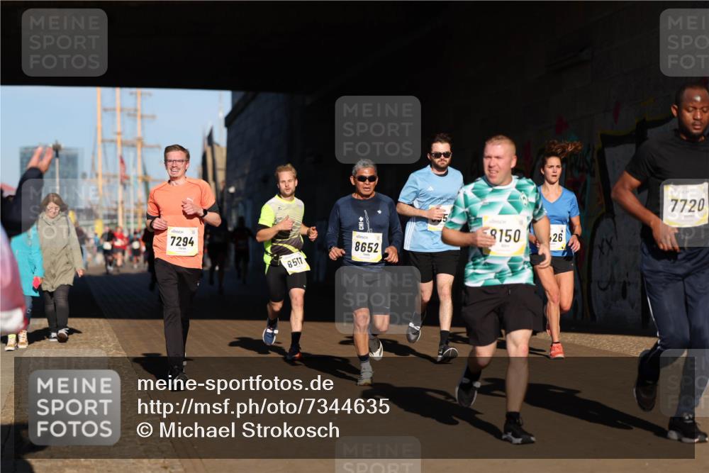 06.10.2024 - 19. swb-Marathon Bremen Michael Strokosch http://msf.ph/oto/7344635 06.10.2024 10:13:44 Laufen 7294, 8150, 26, 8652, 8517, 7720 meine-sportfotos.de