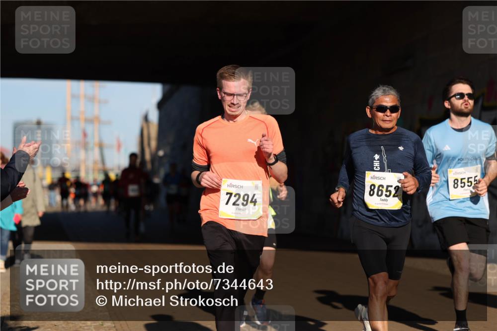 06.10.2024 - 19. swb-Marathon Bremen Michael Strokosch http://msf.ph/oto/7344643 06.10.2024 10:13:46 Laufen 7294, 8652, 18, 8555 meine-sportfotos.de