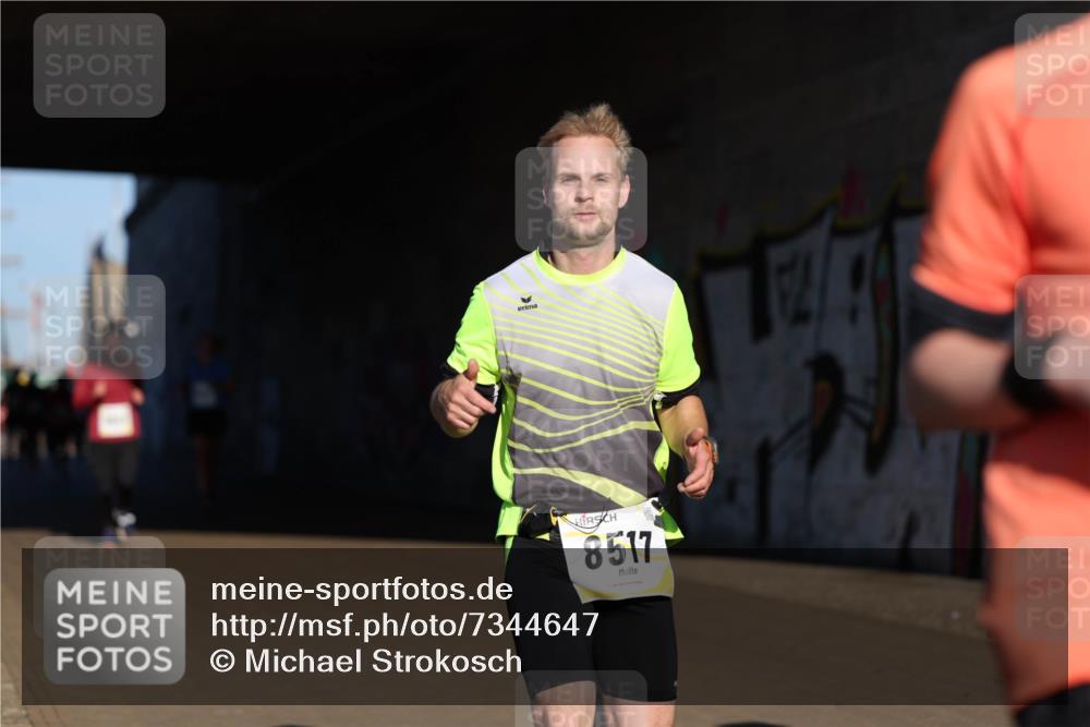 06.10.2024 - 19. swb-Marathon Bremen Michael Strokosch http://msf.ph/oto/7344647 06.10.2024 10:13:47 Laufen 8517 meine-sportfotos.de