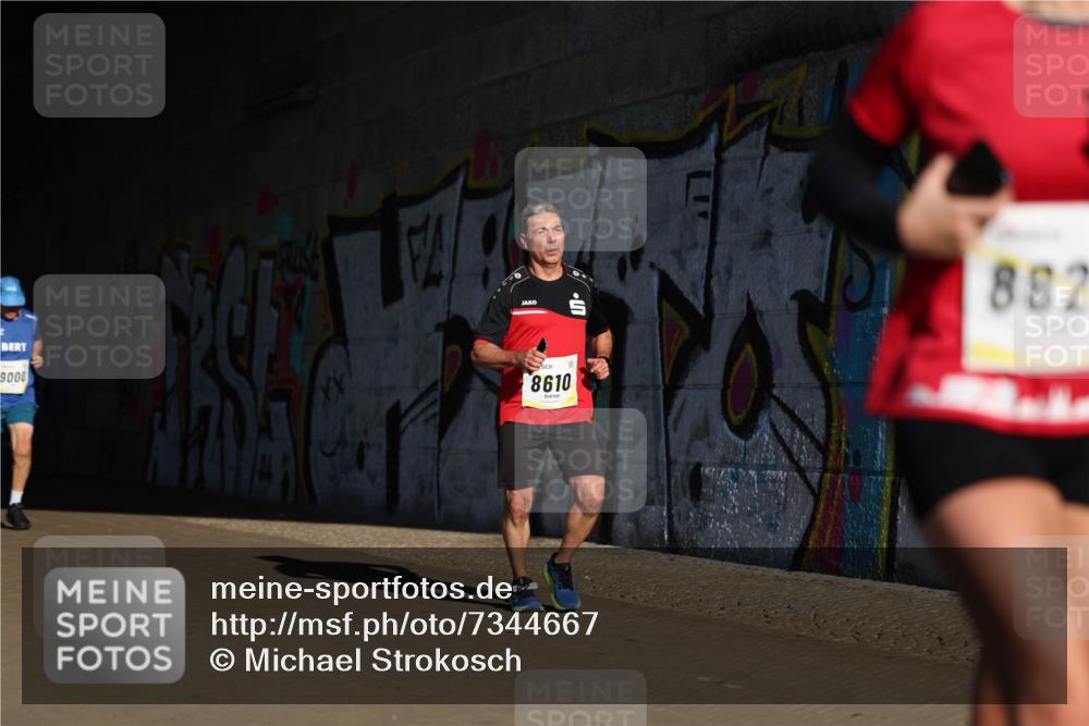 06.10.2024 - 19. swb-Marathon Bremen Michael Strokosch http://msf.ph/oto/7344667 06.10.2024 10:13:56 Laufen 9000, 8610, 882 meine-sportfotos.de
