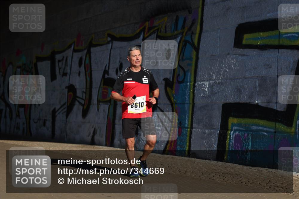 06.10.2024 - 19. swb-Marathon Bremen Michael Strokosch http://msf.ph/oto/7344669 06.10.2024 10:13:56 Laufen 8610 meine-sportfotos.de