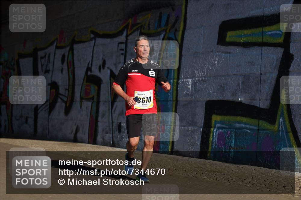 06.10.2024 - 19. swb-Marathon Bremen Michael Strokosch http://msf.ph/oto/7344670 06.10.2024 10:13:57 Laufen 8610 meine-sportfotos.de