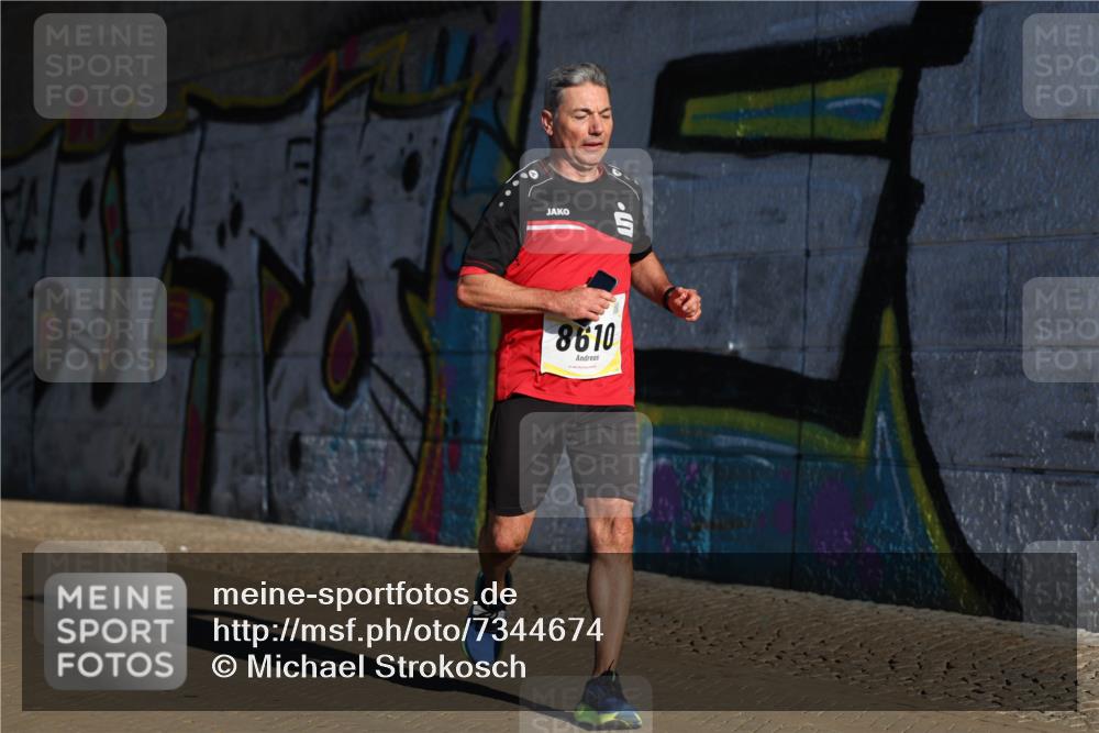 06.10.2024 - 19. swb-Marathon Bremen Michael Strokosch http://msf.ph/oto/7344674 06.10.2024 10:13:57 Laufen 1920, 8610 meine-sportfotos.de