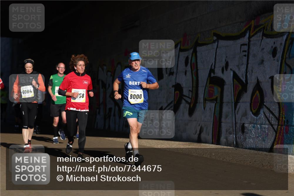 06.10.2024 - 19. swb-Marathon Bremen Michael Strokosch http://msf.ph/oto/7344675 06.10.2024 10:13:58 Laufen 9084, 58, 9000 meine-sportfotos.de