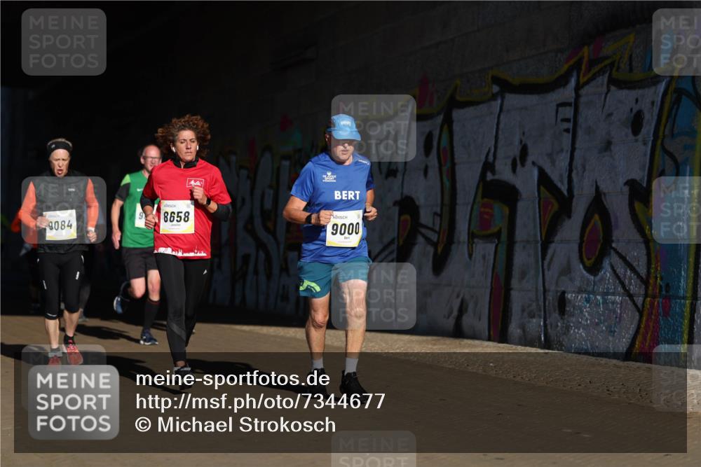 06.10.2024 - 19. swb-Marathon Bremen Michael Strokosch http://msf.ph/oto/7344677 06.10.2024 10:13:58 Laufen 9084, 8658, 9000 meine-sportfotos.de