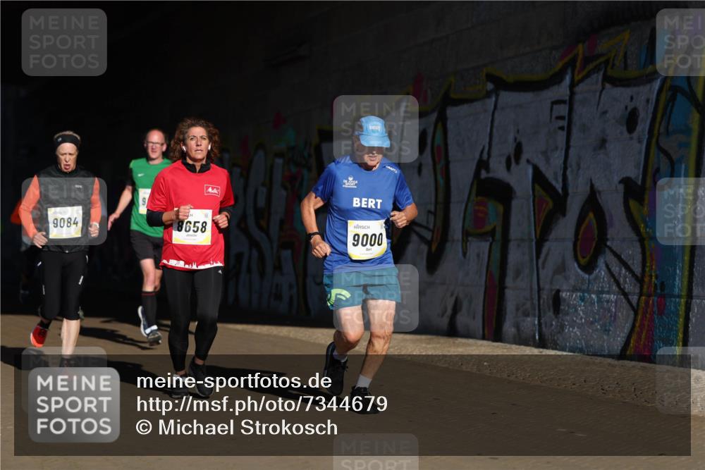 06.10.2024 - 19. swb-Marathon Bremen Michael Strokosch http://msf.ph/oto/7344679 06.10.2024 10:13:59 Laufen 9084, 8658, 9000 meine-sportfotos.de