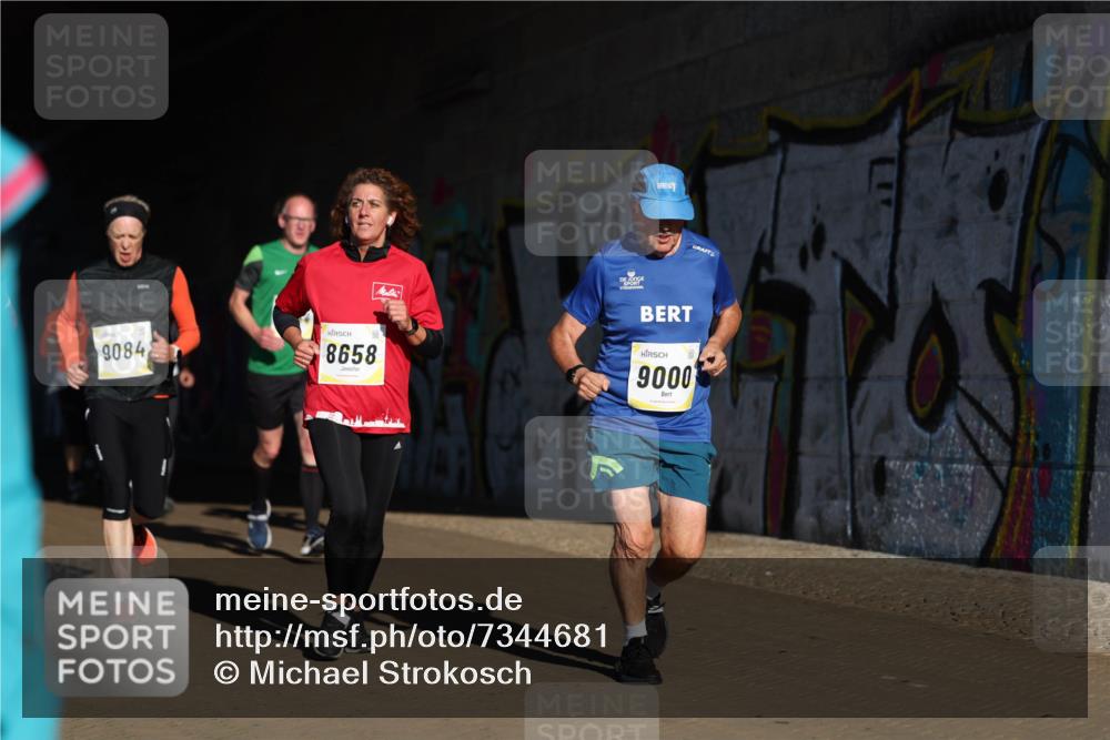 06.10.2024 - 19. swb-Marathon Bremen Michael Strokosch http://msf.ph/oto/7344681 06.10.2024 10:13:59 Laufen 9084, 8658, 9000 meine-sportfotos.de