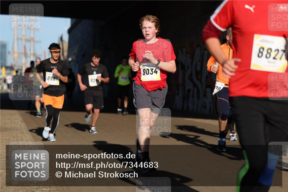 06.10.2024 - 19. swb-Marathon Bremen Michael Strokosch http://msf.ph/oto/7344683 06.10.2024 10:14:03 Laufen 8561, 82, 9034, 70, 8827 meine-sportfotos.de