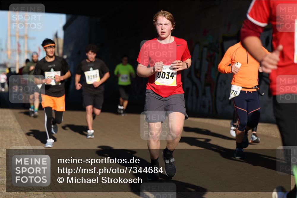 06.10.2024 - 19. swb-Marathon Bremen Michael Strokosch http://msf.ph/oto/7344684 06.10.2024 10:14:03 Laufen 056, 8288, 9034, 70 meine-sportfotos.de