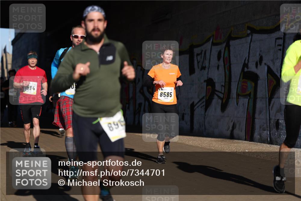 06.10.2024 - 19. swb-Marathon Bremen Michael Strokosch http://msf.ph/oto/7344701 06.10.2024 10:14:08 Laufen 7594, 89, 8585 meine-sportfotos.de