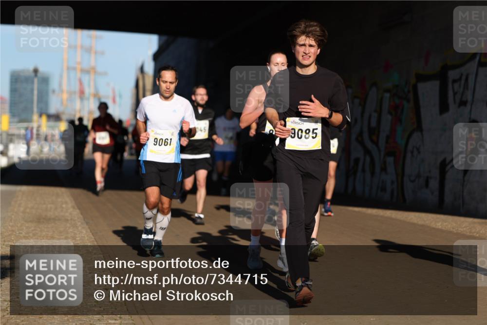 06.10.2024 - 19. swb-Marathon Bremen Michael Strokosch http://msf.ph/oto/7344715 06.10.2024 10:14:13 Laufen 9061, 9085 meine-sportfotos.de