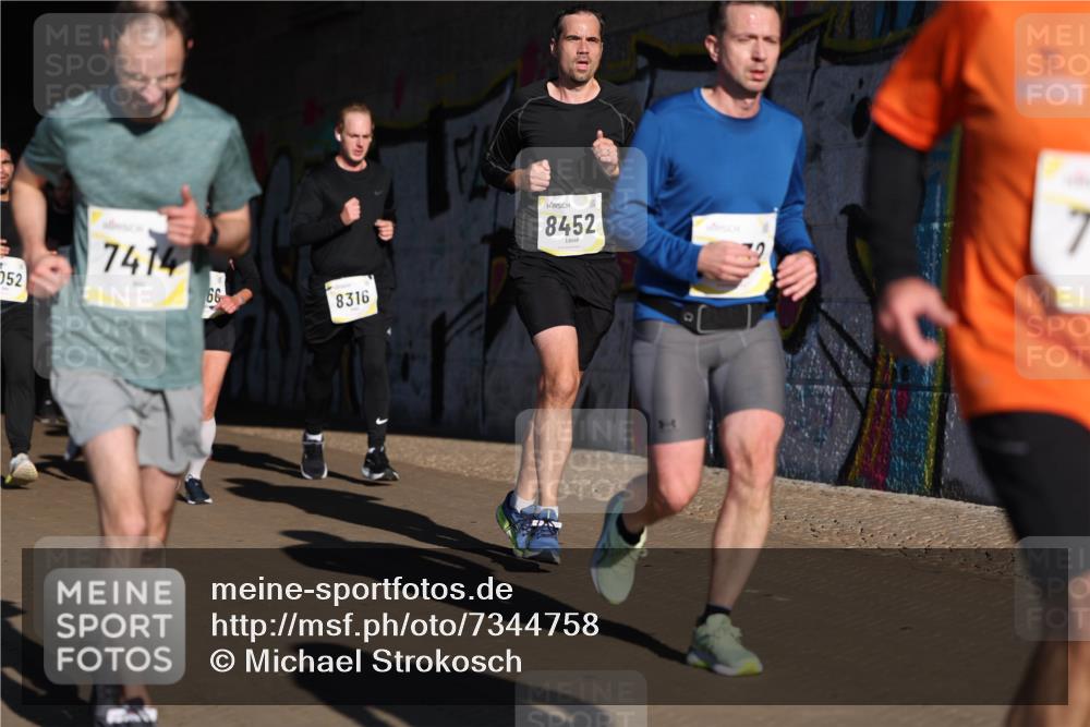 06.10.2024 - 19. swb-Marathon Bremen Michael Strokosch http://msf.ph/oto/7344758 06.10.2024 10:14:21 Laufen 52, 52, 7414, 66, 8316, 8452, 7 meine-sportfotos.de