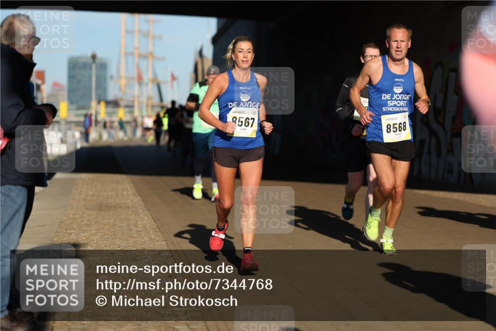 06.10.2024 - 19. swb-Marathon Bremen Michael Strokosch http://msf.ph/oto/7344768 06.10.2024 10:14:24 Laufen 2000, 8567, 8568 meine-sportfotos.de