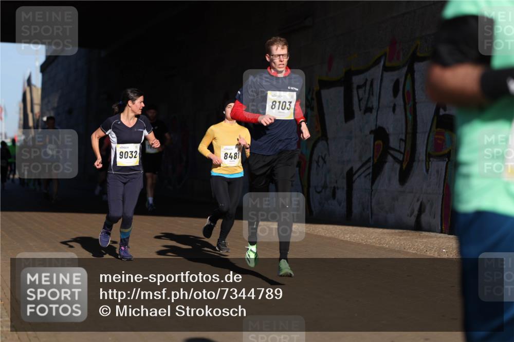 06.10.2024 - 19. swb-Marathon Bremen Michael Strokosch http://msf.ph/oto/7344789 06.10.2024 10:14:29 Laufen 9032, 8481, 8103 meine-sportfotos.de