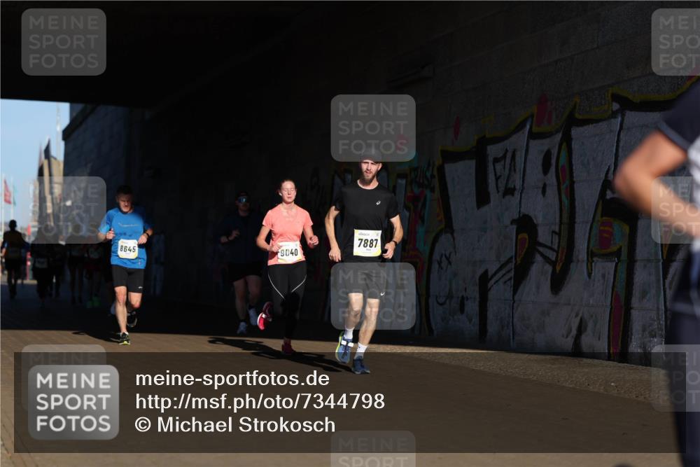 06.10.2024 - 19. swb-Marathon Bremen Michael Strokosch http://msf.ph/oto/7344798 06.10.2024 10:14:31 Laufen 8645, 9040, 7887 meine-sportfotos.de