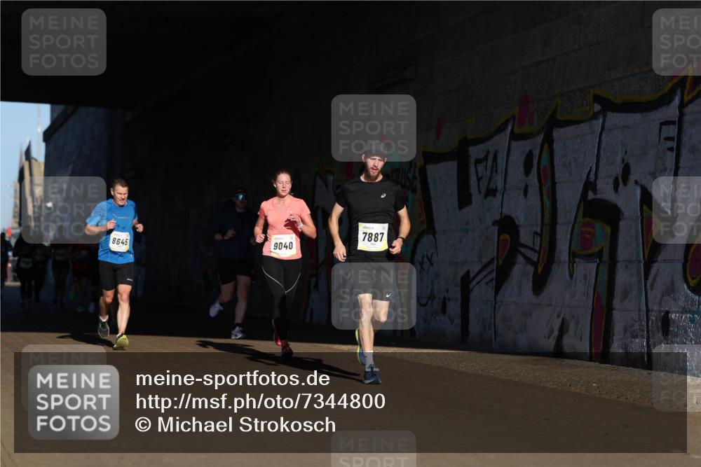 06.10.2024 - 19. swb-Marathon Bremen Michael Strokosch http://msf.ph/oto/7344800 06.10.2024 10:14:31 Laufen 8645, 9040, 7887 meine-sportfotos.de